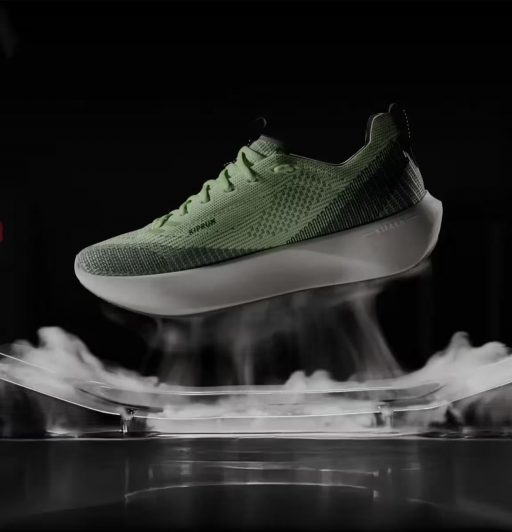 Chaussure verte en lévitation avec de la fumée.