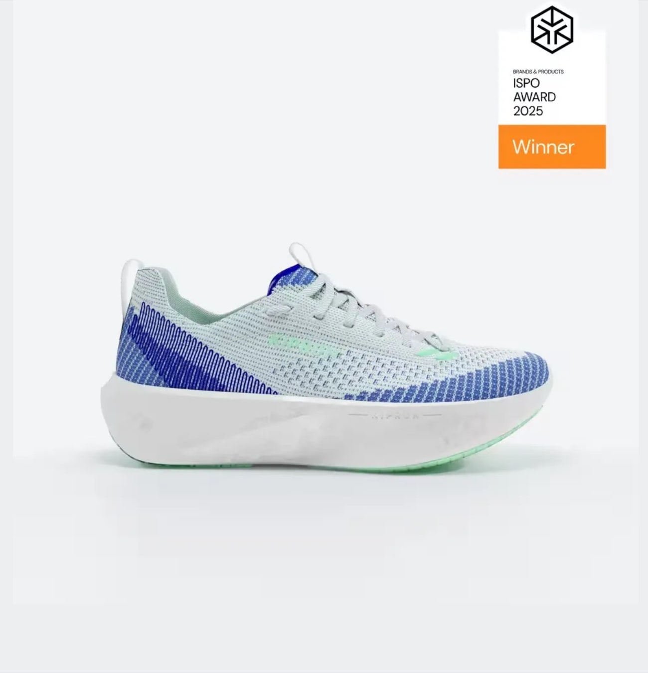 Chaussure de course blanche et bleue, récompensée.