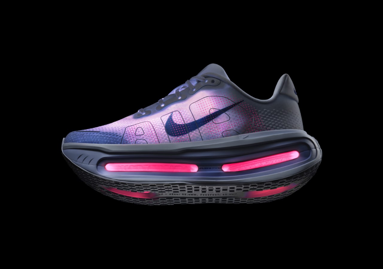 Chaussure de sport avec semelle lumineuse rose.