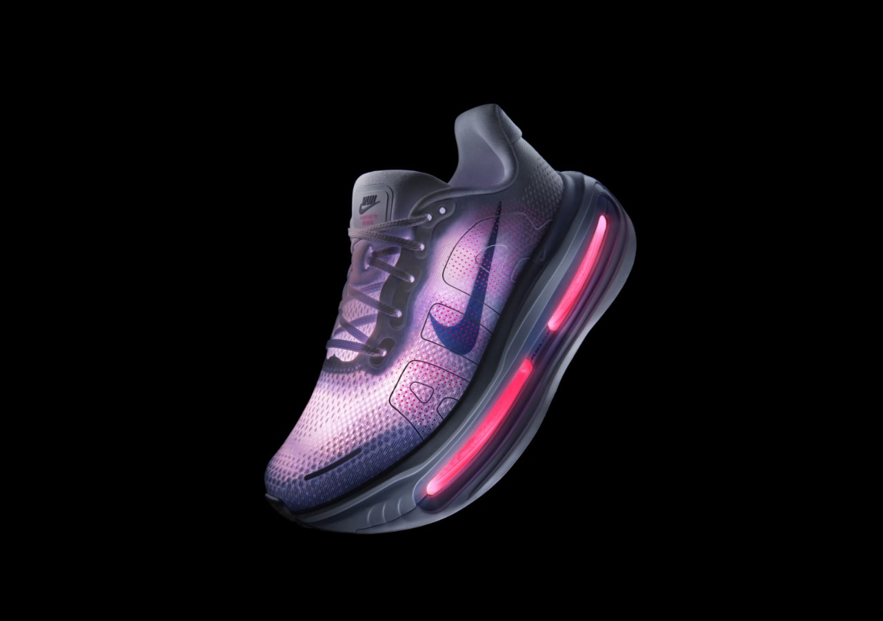 Basket lumineuse violette avec semelle noire.