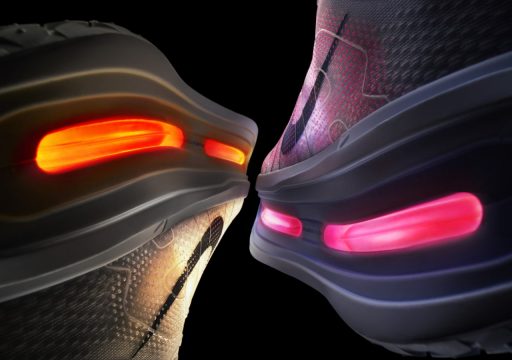 Chaussures de sport avec semelles lumineuses rouges et roses.