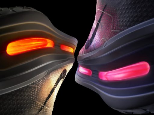 Chaussures de sport avec semelles lumineuses rouges et roses.