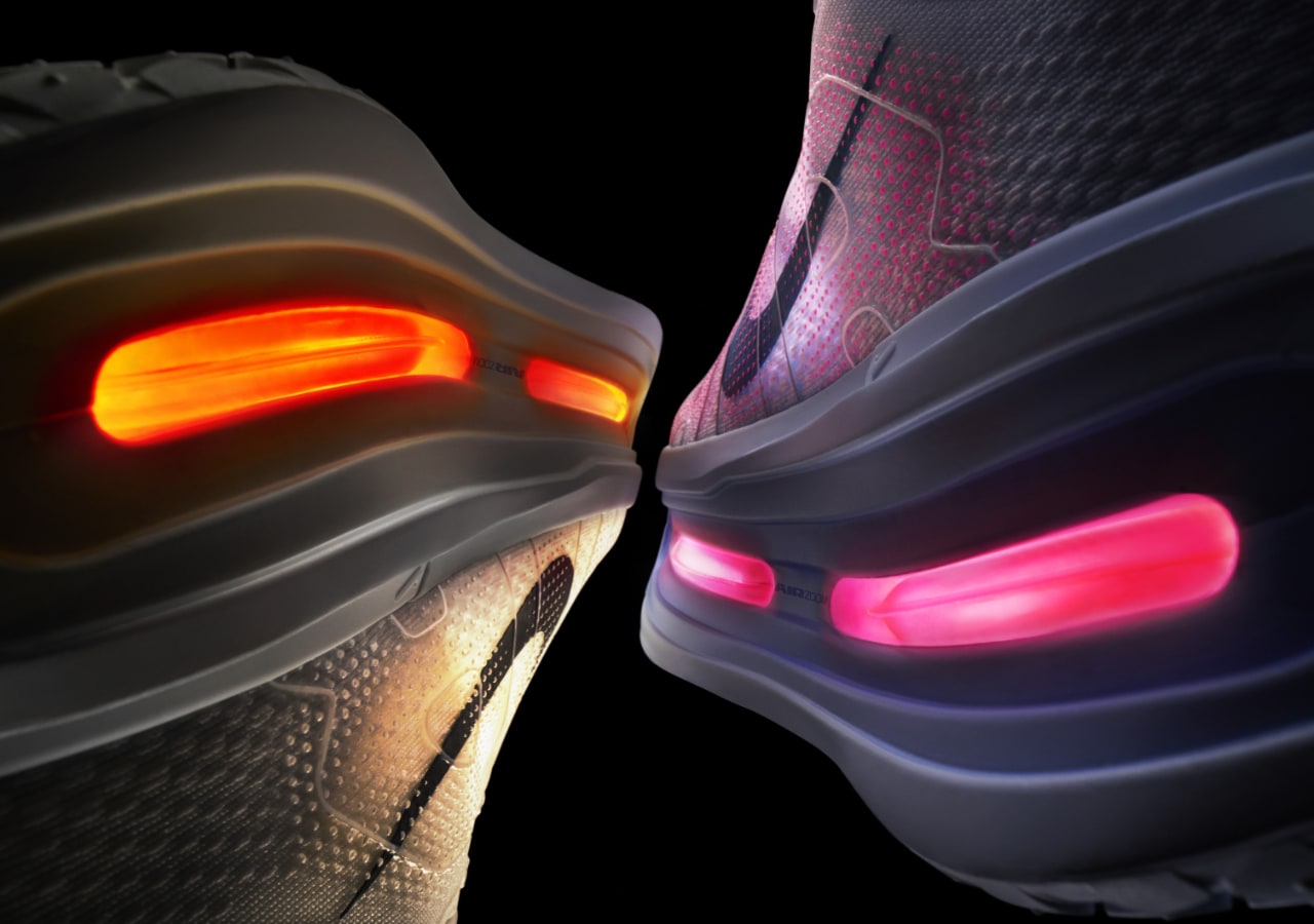 Chaussures de sport avec semelles lumineuses rouges et roses.
