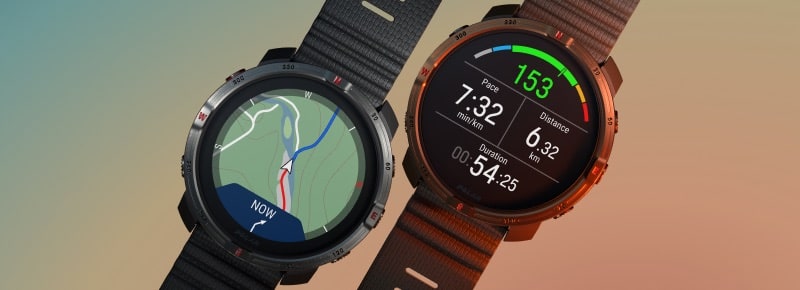 Deux montres connectées avec carte et statistiques.