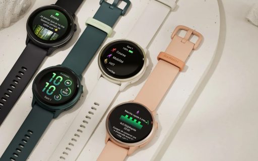 Quatre montres connectées Garmin colorées affichant l'écran.