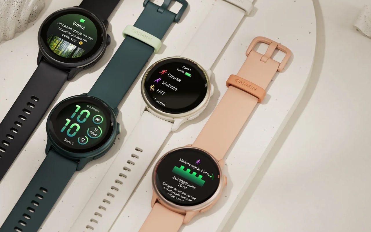 Quatre montres connectées Garmin colorées affichant l'écran.