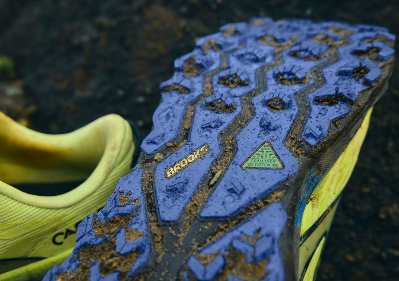 Semelle de chaussure de trail avec terre