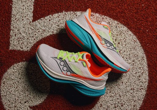 Chaussures de sport colorées sur piste de course.