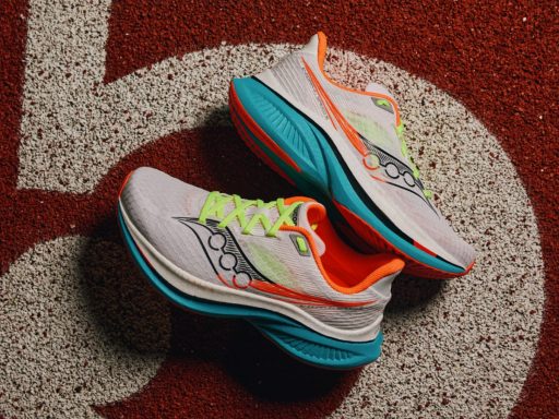 Chaussures de sport colorées sur piste de course.