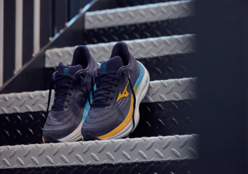 Chaussures de course sur escaliers métalliques gravés.