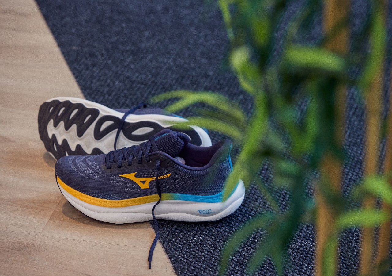 Chaussures de sport bleues sur le sol