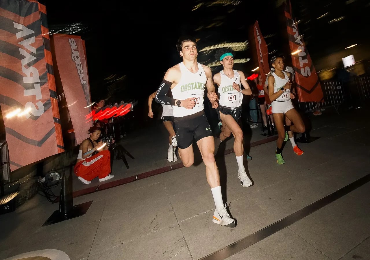 Course nocturne, trois coureurs en action.