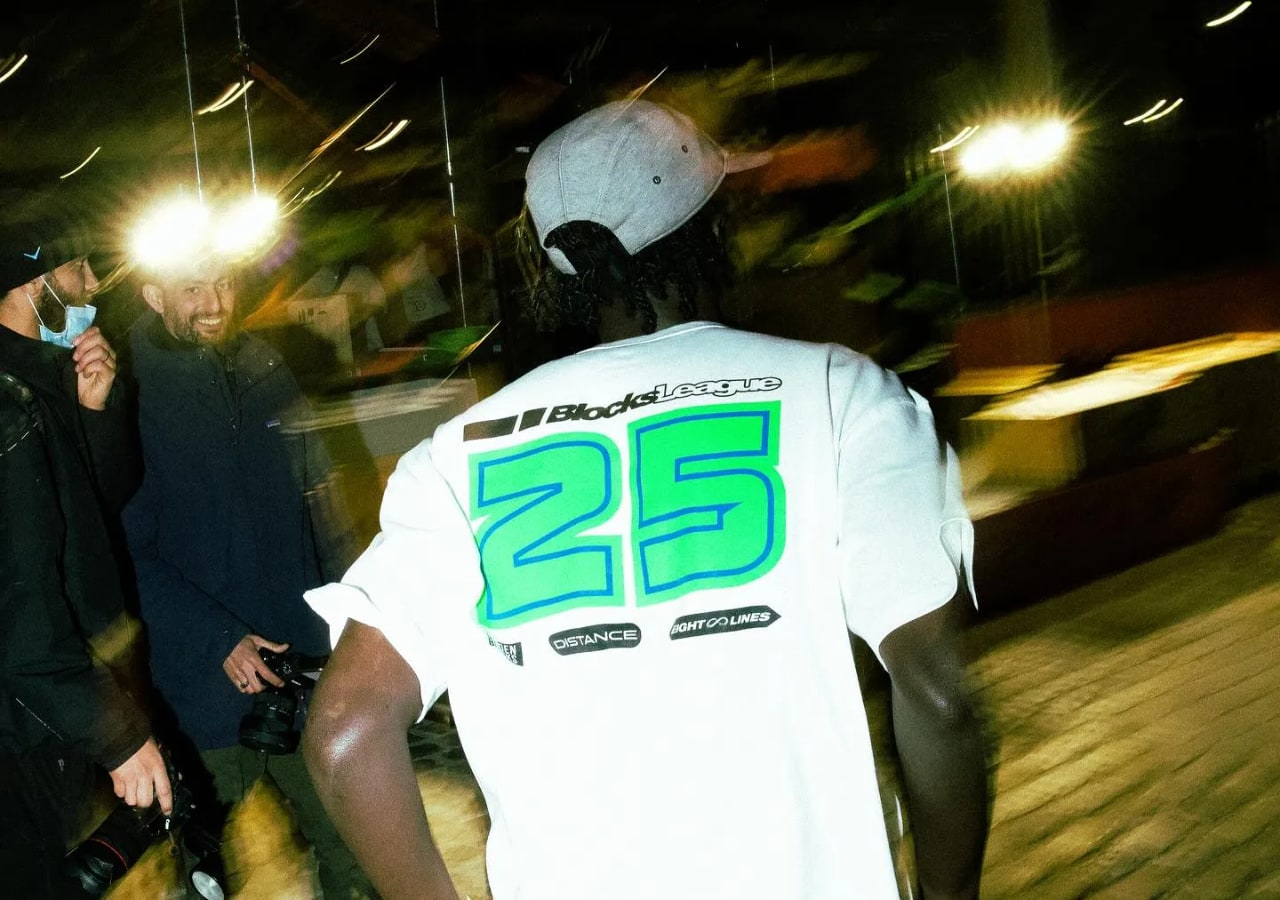 Homme en t-shirt blanc avec numéro 25.