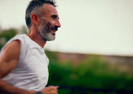 Homme courant en extérieur en été