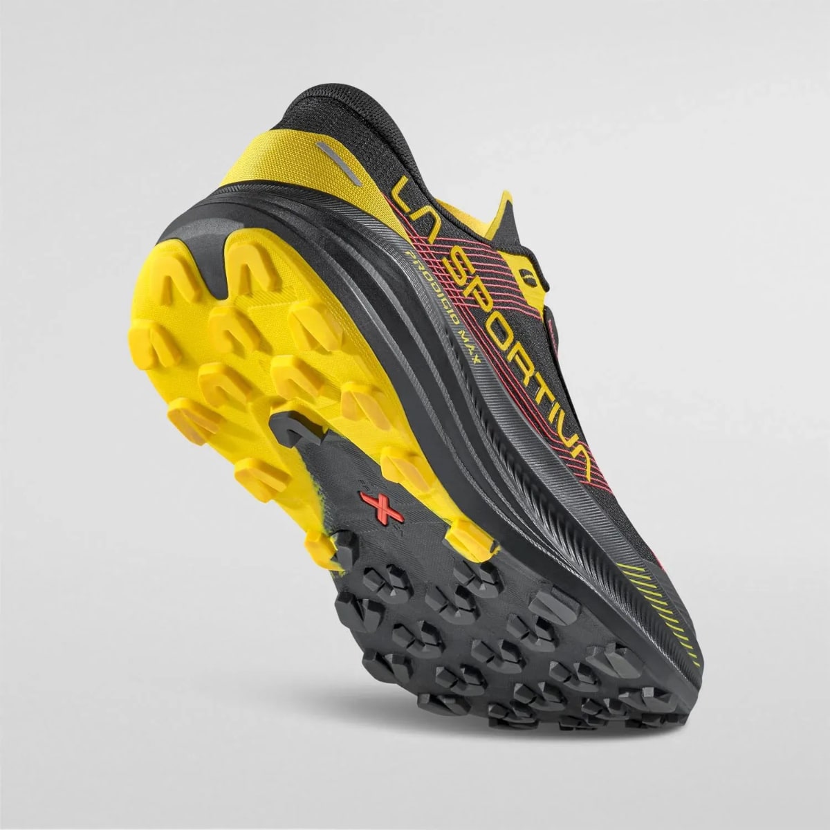 Chaussure de trail noire et jaune La Sportiva.