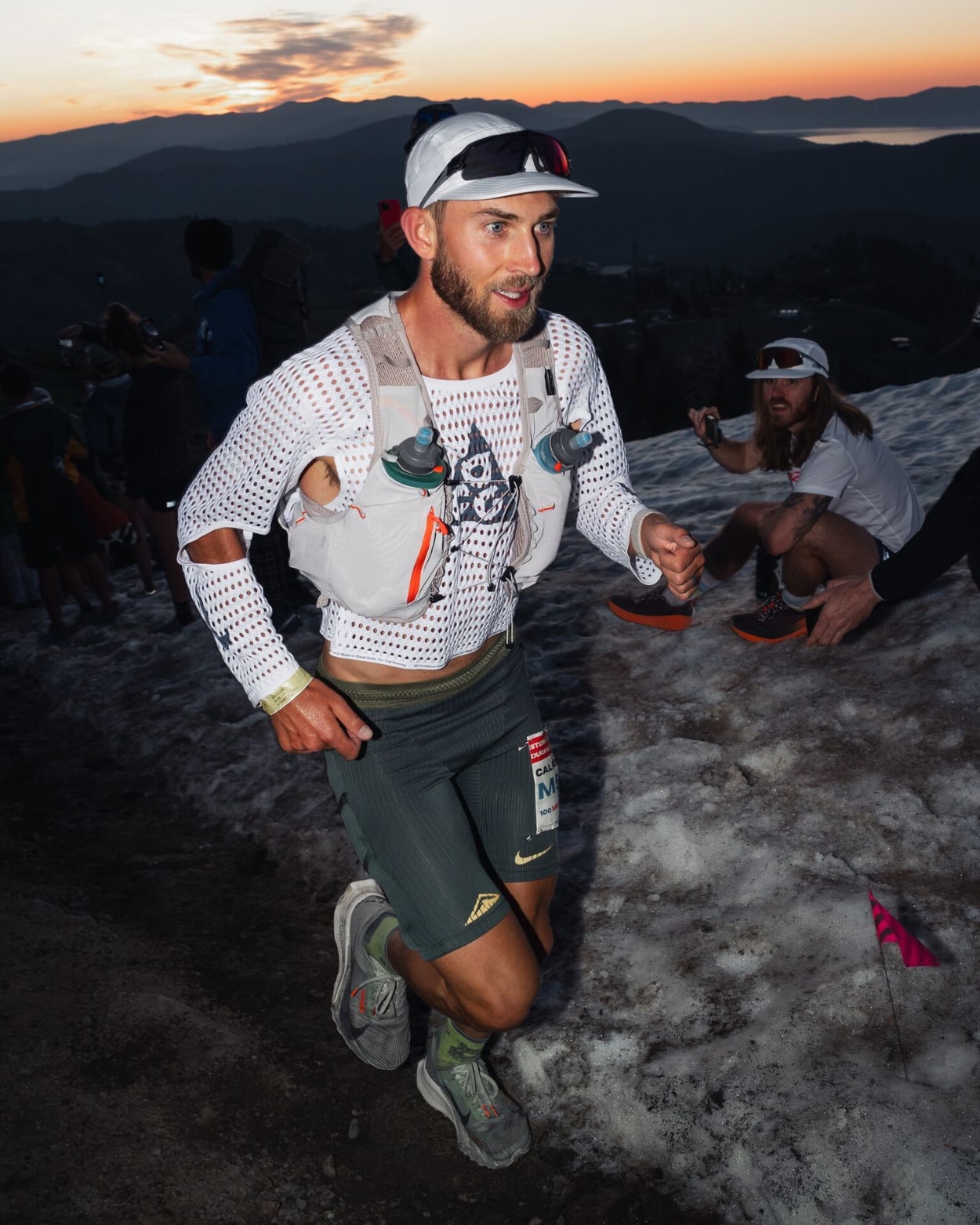 Coureur de trail en montagne, au lever du soleil. nike acg ultrafly