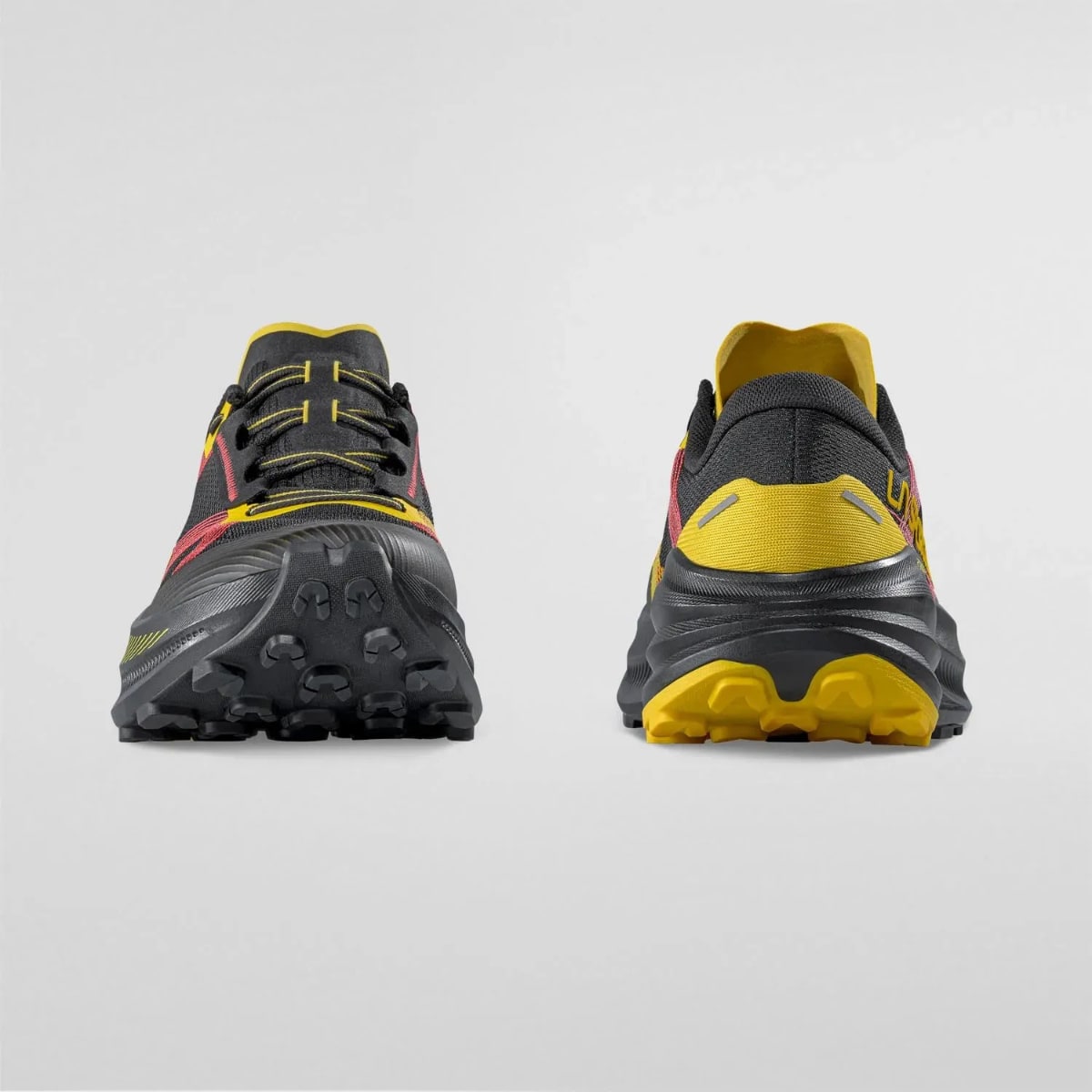 Chaussures de course noires et jaunes, avant et arrière.