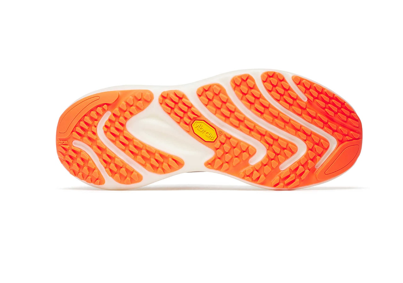 Semelle de chaussure orange et blanche. merrell promorph