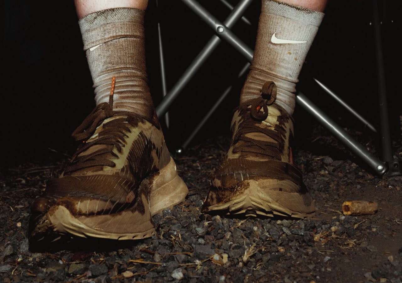 Chaussures de sport boueuses sur sol graveleux. nike acg ultrafly