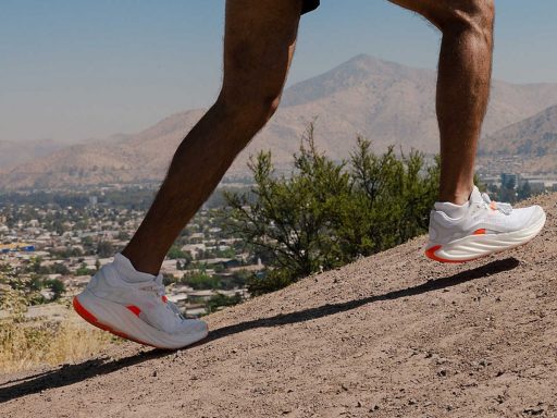 Personne court en montée avec des baskets blanches. merrell promorph