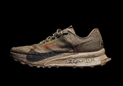 Chaussure de sport sale sur fond noir. nike acg ultrafly