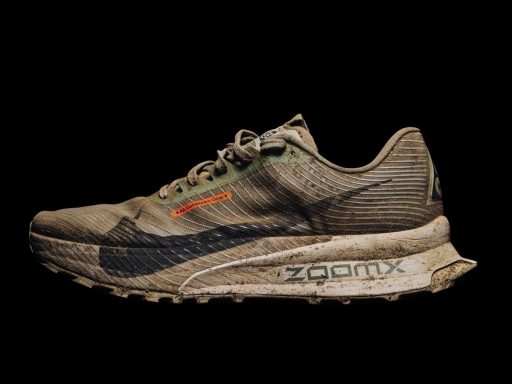 Chaussure de sport sale sur fond noir. nike acg ultrafly