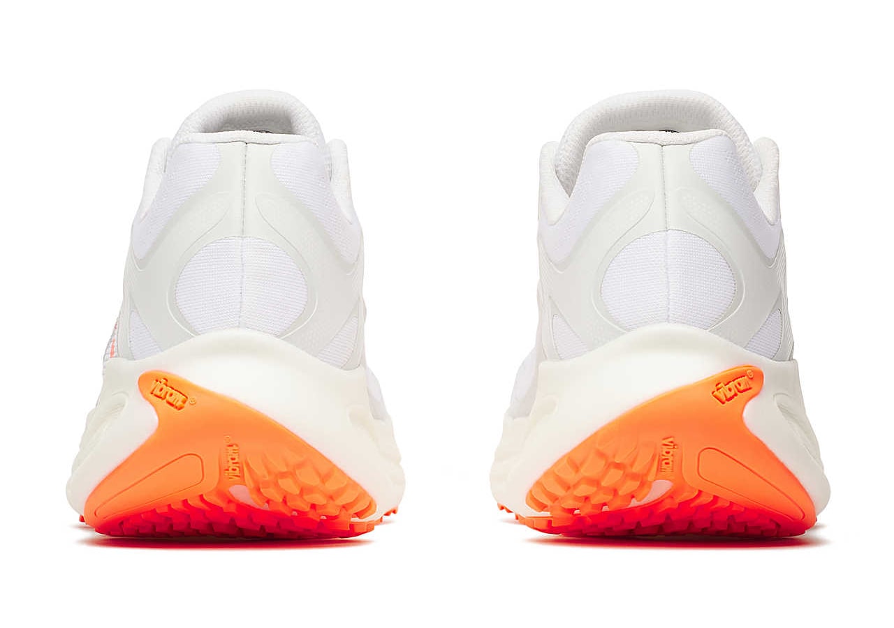 Vue arrière de chaussures blanches, semelles orange. merrell promorph