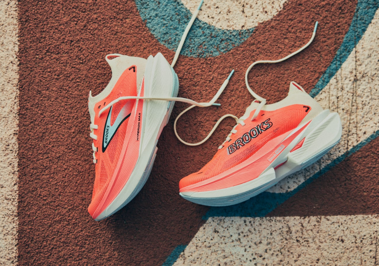 Chaussures de course orange sur piste brooks hyperion max 3