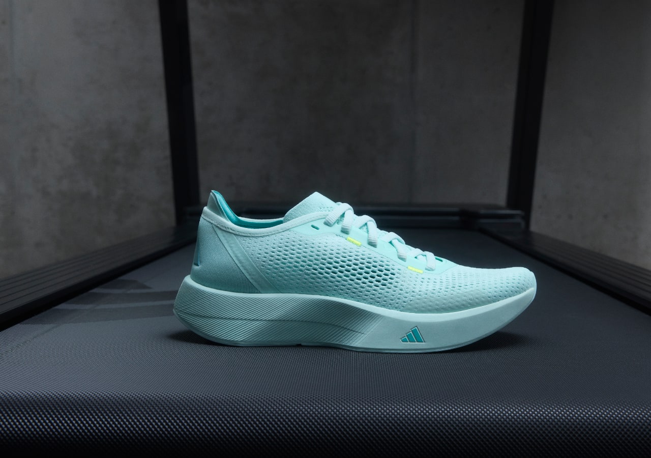 Chaussure de course turquoise sur tapis roulant.