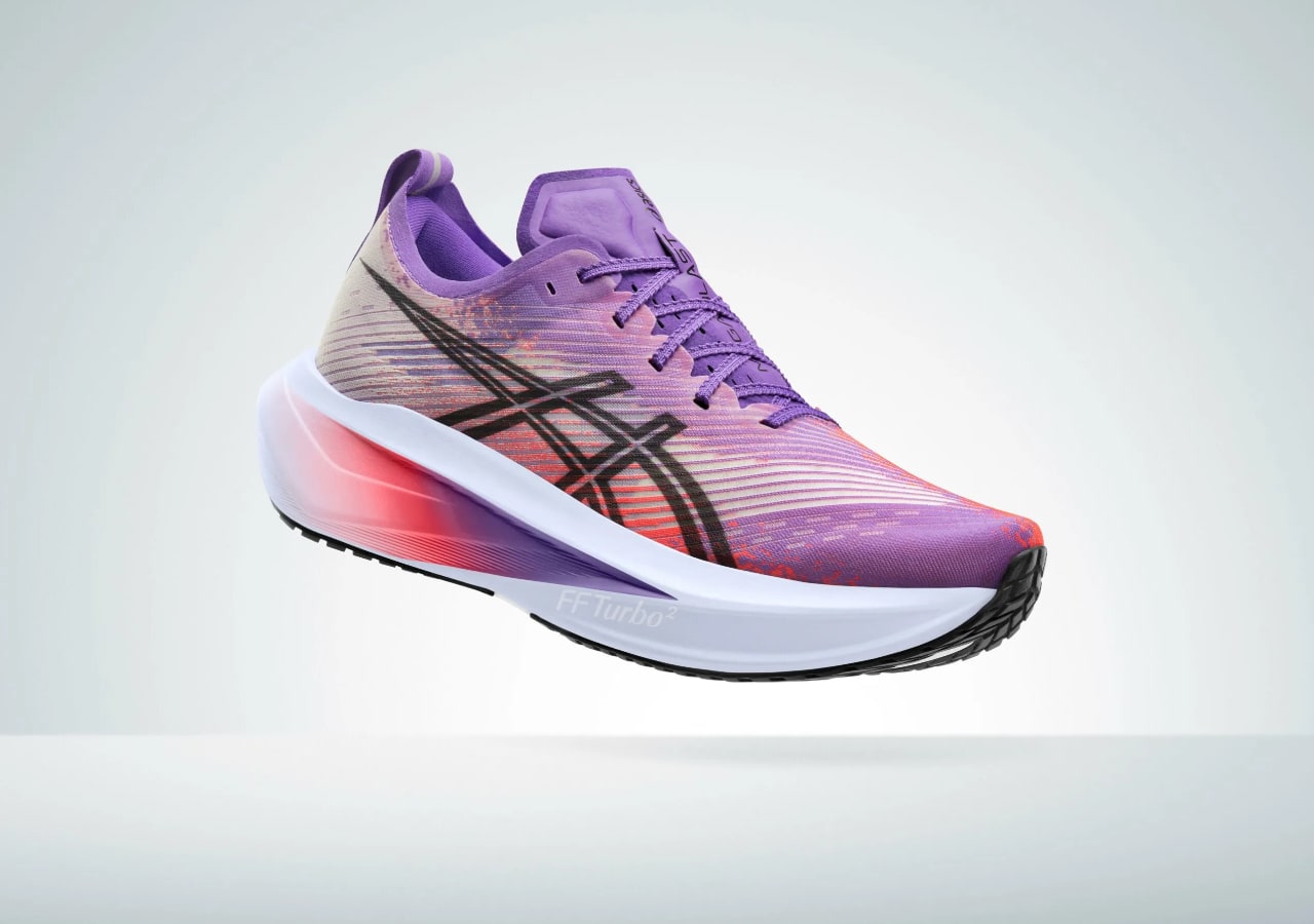 Chaussure de sport violette et rose flottante