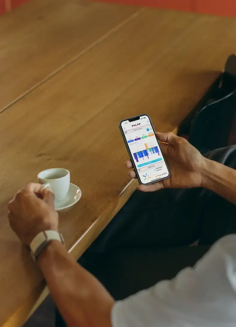 Personne regardant des données d'activité sur téléphone.