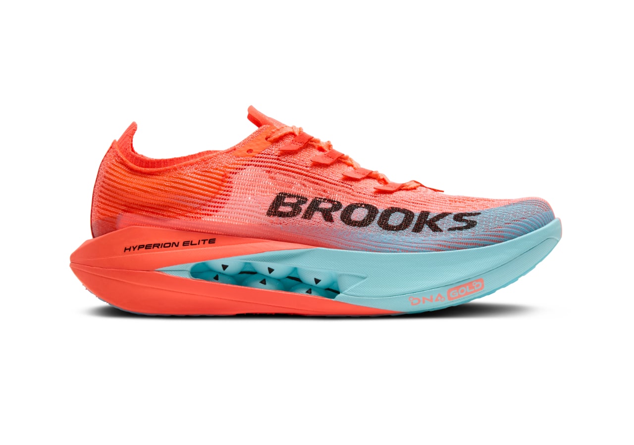 Chaussure de course orange et bleue, profil latéral.