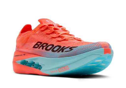 Chaussure de course orange et bleue Brooks.
