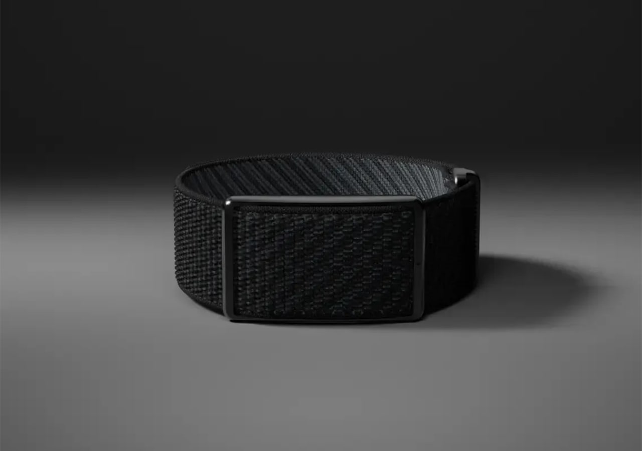 Bracelet noir minimaliste en gros plan