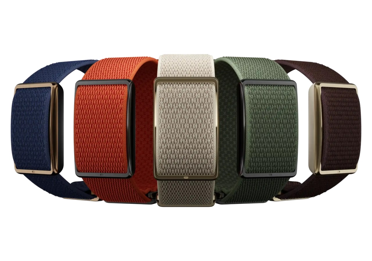 Cinq bracelets textiles multicolores alignés