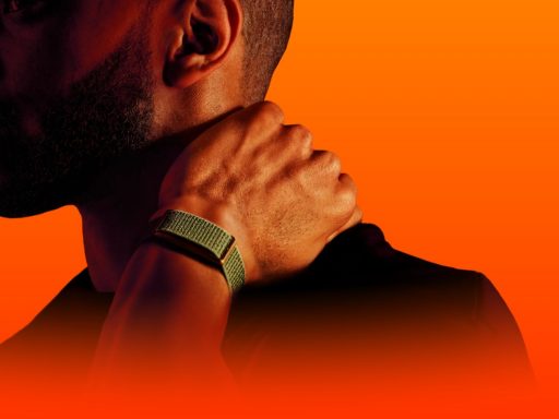 Homme avec montre verte, fond orange vif. polar loop
