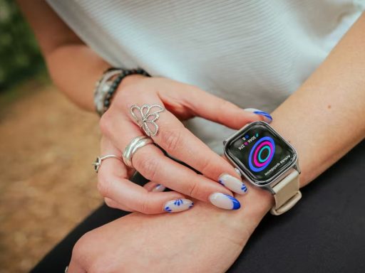decathlon fit 100 - Femme portant une montre connectée au poignet.