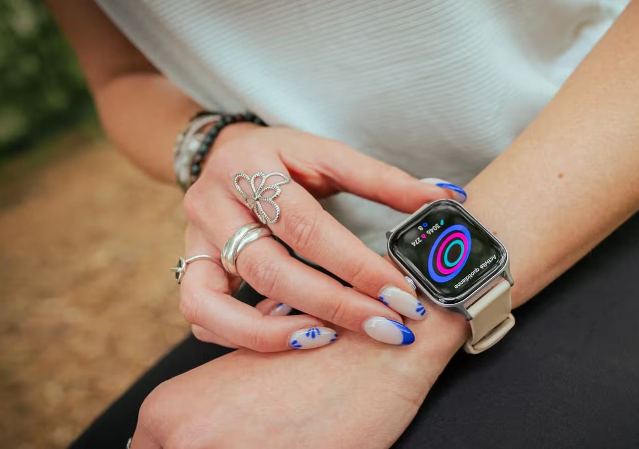 decathlon fit 100 - Femme portant une montre connectée au poignet.