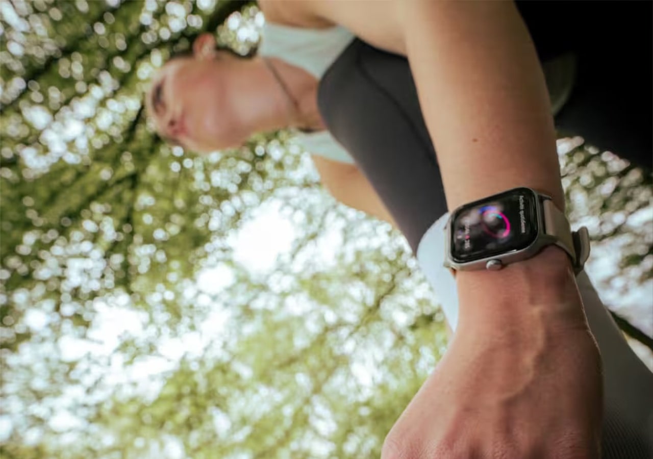 decathlon fit 100 - Personne courant avec montre connectée sous les arbres.