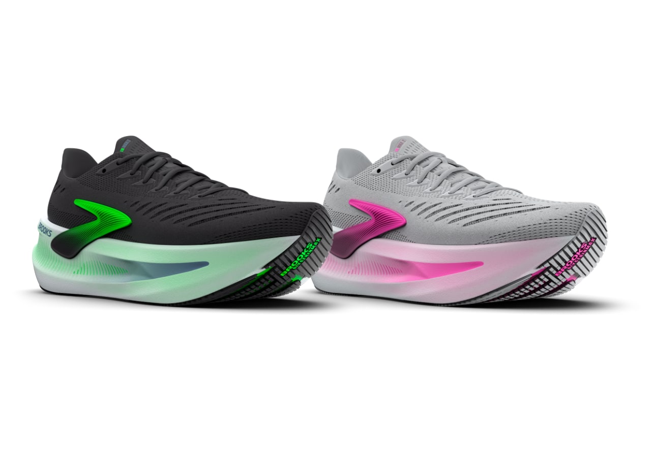 Deux paires de baskets de sport colorées