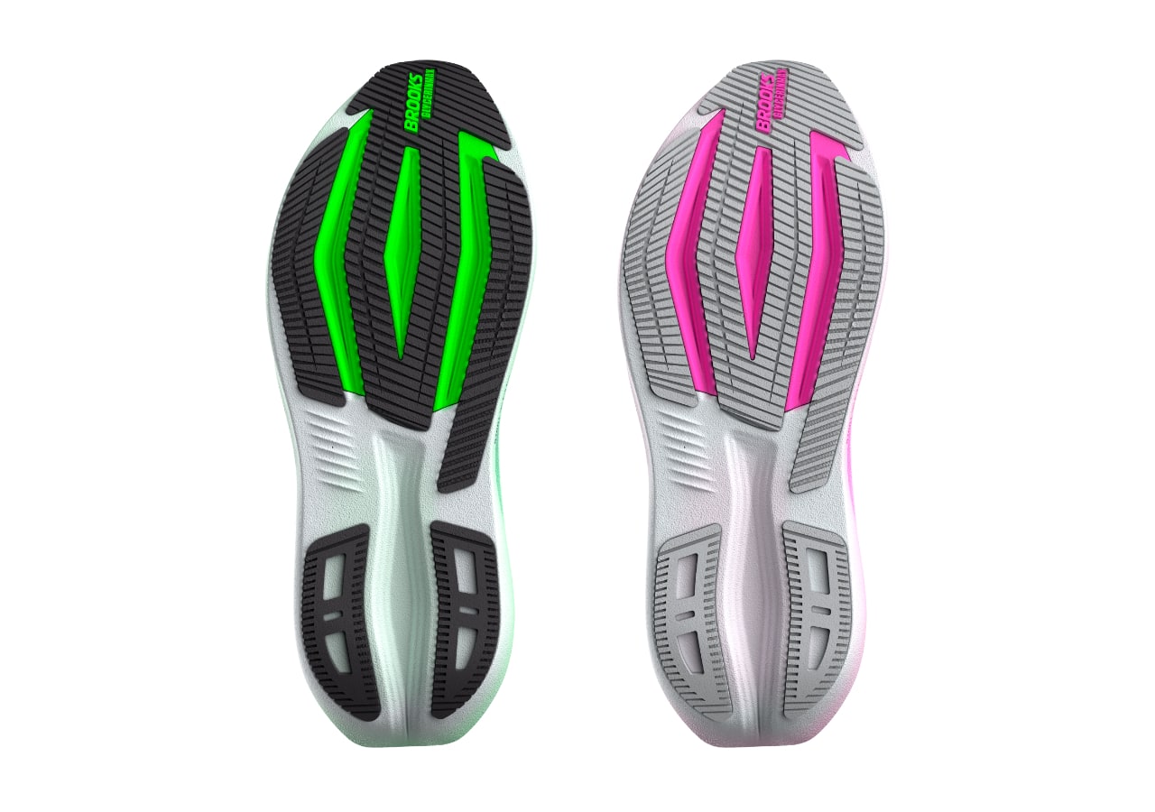 Semelles de chaussures de course avec motifs colorés.