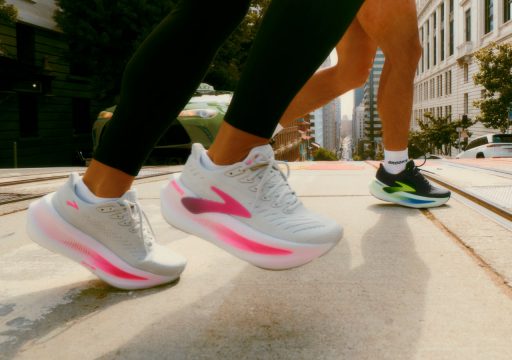 Course à pied avec des chaussures colorées en ville.