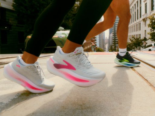 Course à pied avec des chaussures colorées en ville.