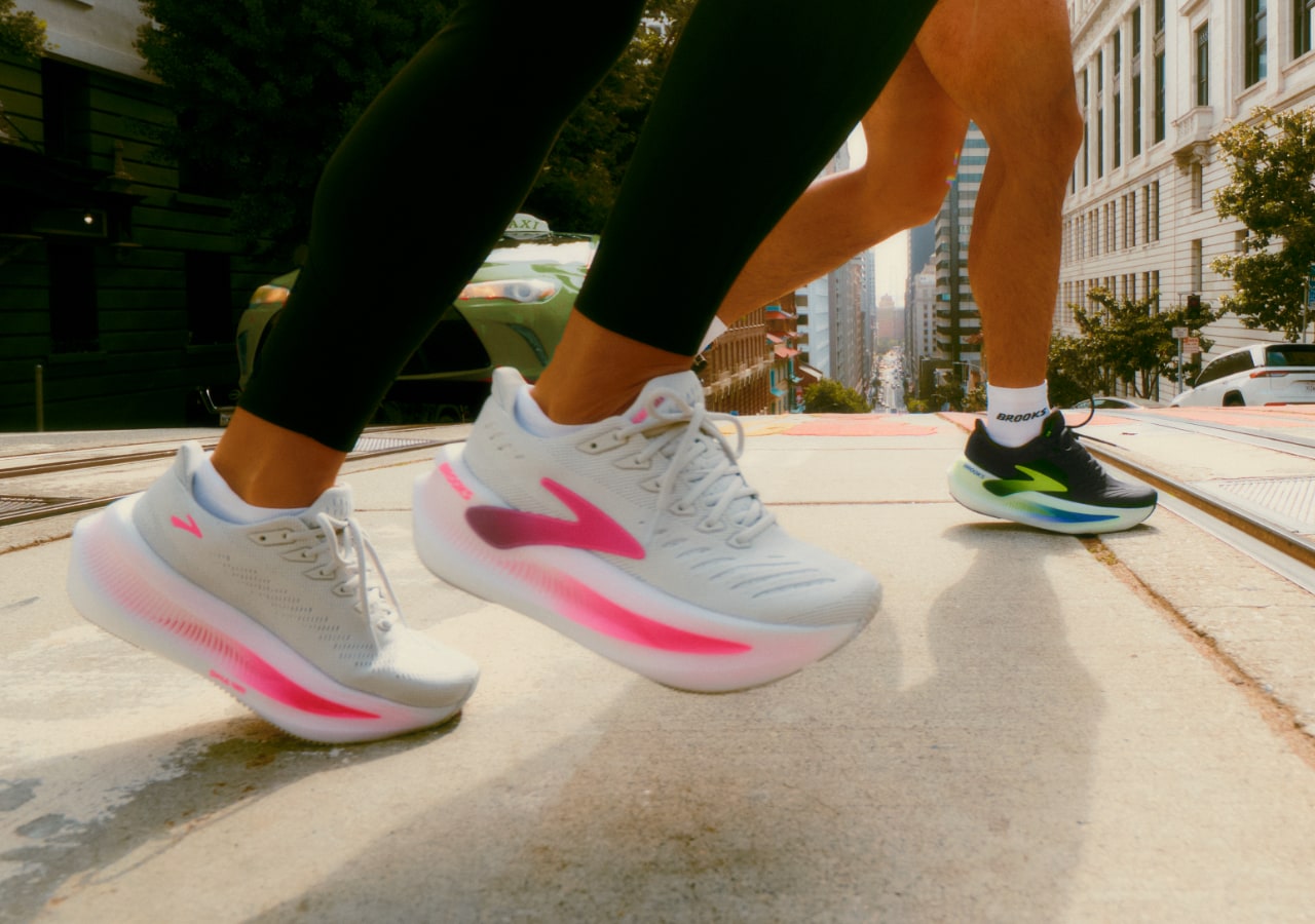 Course à pied avec des chaussures colorées en ville.