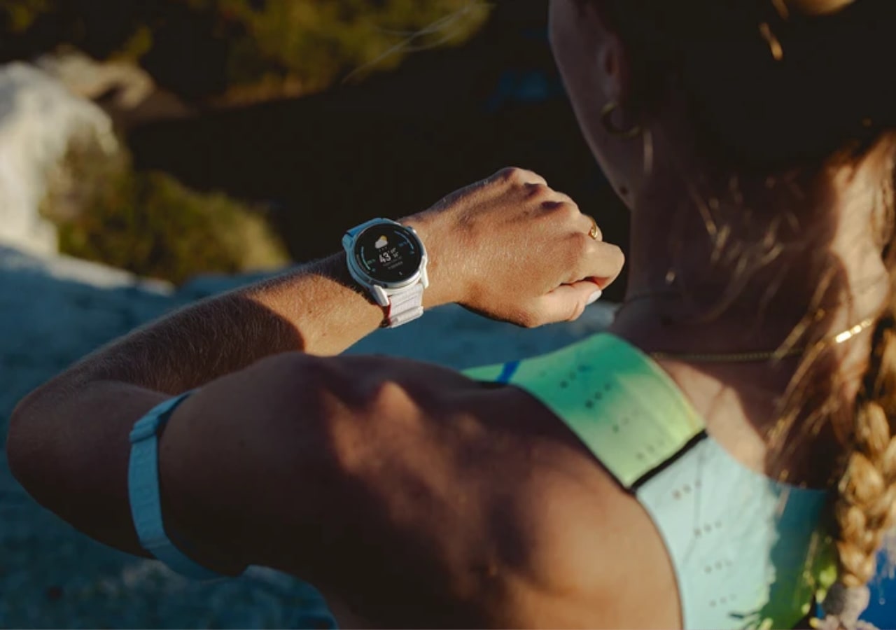 Personne vérifie montre coros apex 4 intelligente en extérieur ensoleillé.