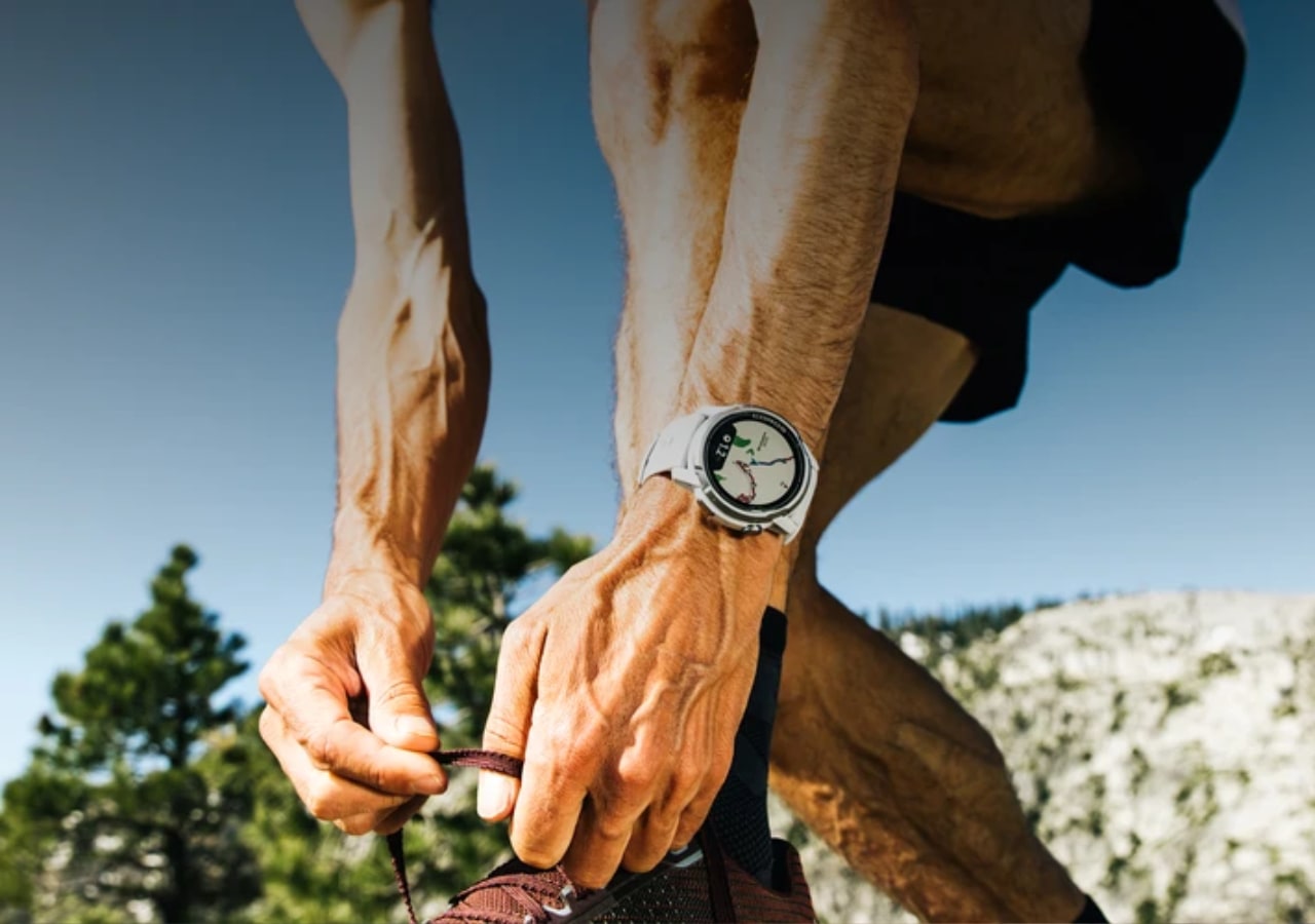 Homme attachant ses lacets avec une montre coros apex 4.