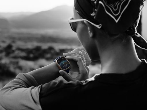 Personne vérifiant une montre connectée en extérieur.