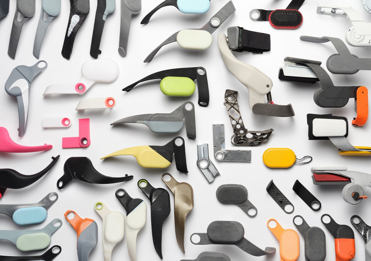 Différentes poignées modernes et colorées sur fond blanc.