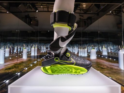 Chaussure sportive futuriste exposée sur un podium lumineux.