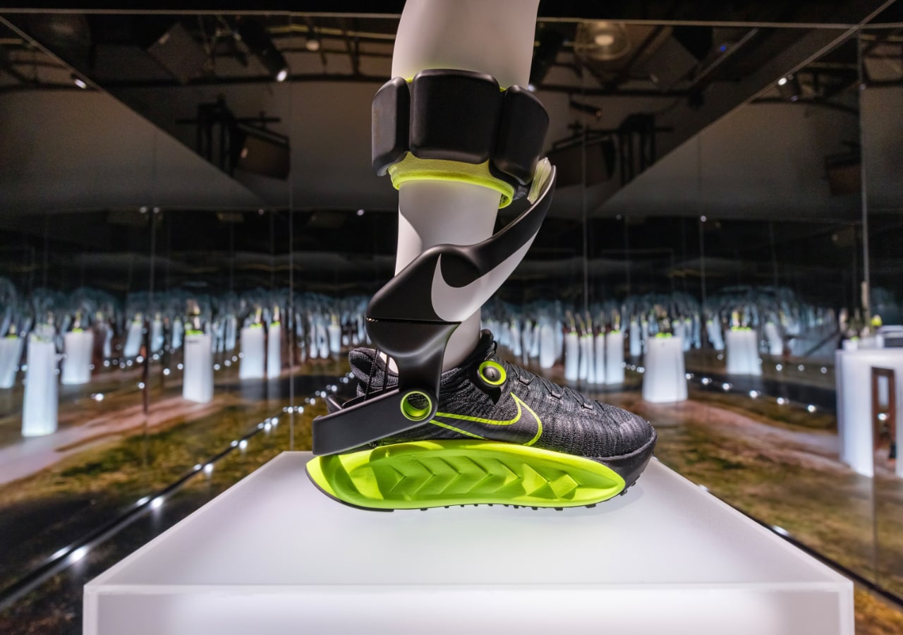 Chaussure sportive futuriste exposée sur un podium lumineux.